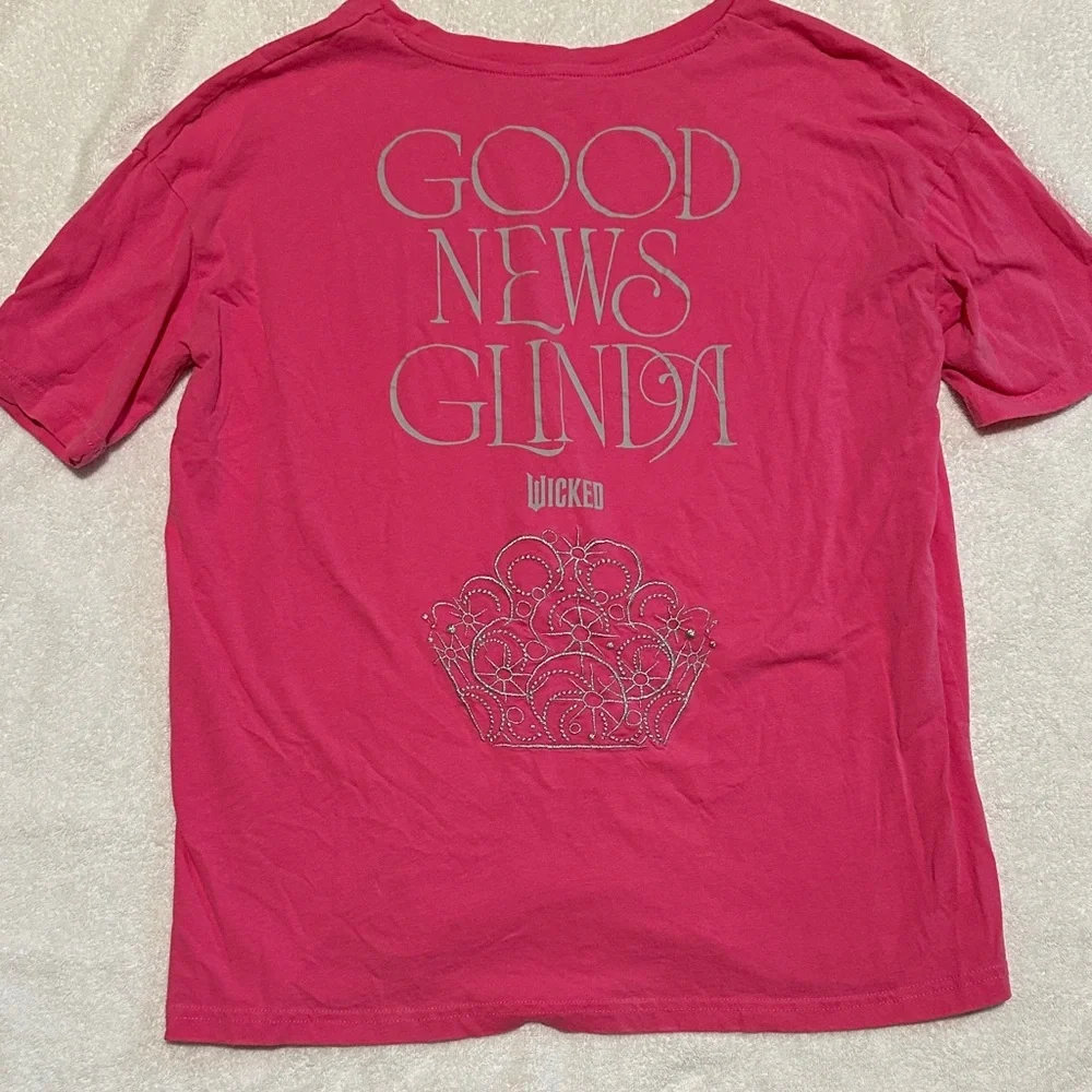 Wicked Juniors Pink Short Sleeve T-Shirt with Glinda Graphic Size Small - Picture 4 of 4